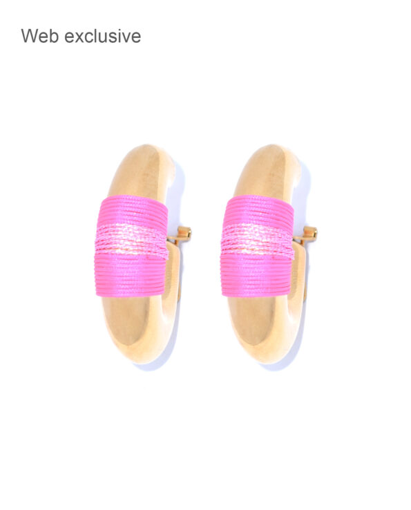 Valerie Cord licht neon roze creolen van Juli Dans Jewels