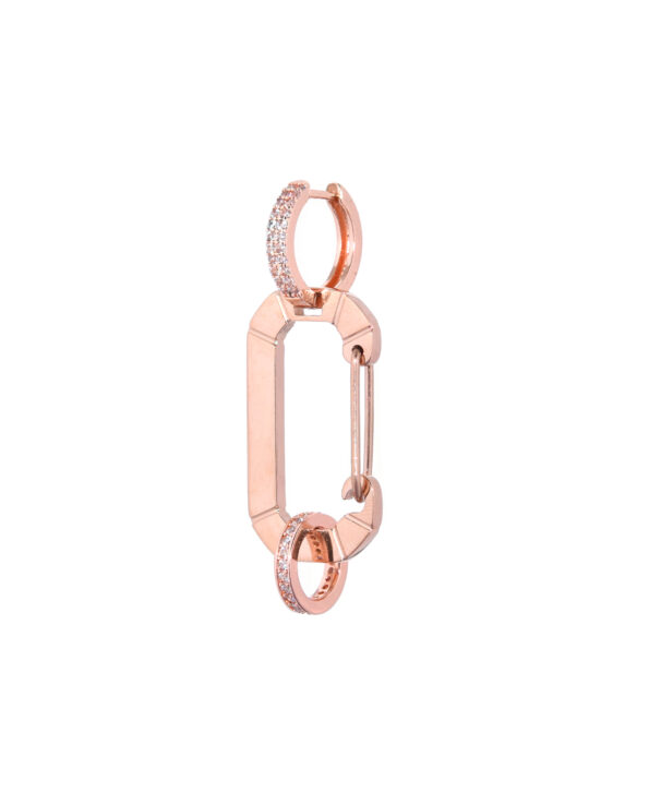 Rosé gouden Bonne oorbel van Juli Dans Jewels met 2 ringen die zijn ingelegd met steentjes
