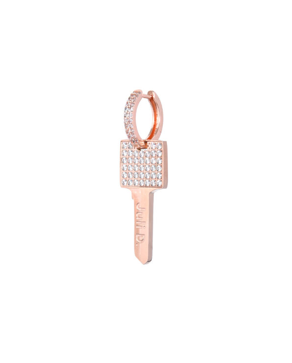 Rosé gouden sleutel oorbel van Juli Dans Jewels met prachtige steentjes
