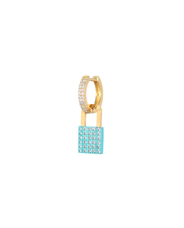 Turquoise slotje oorbel met witte steentjes in een oor van Juli Dans Jewels