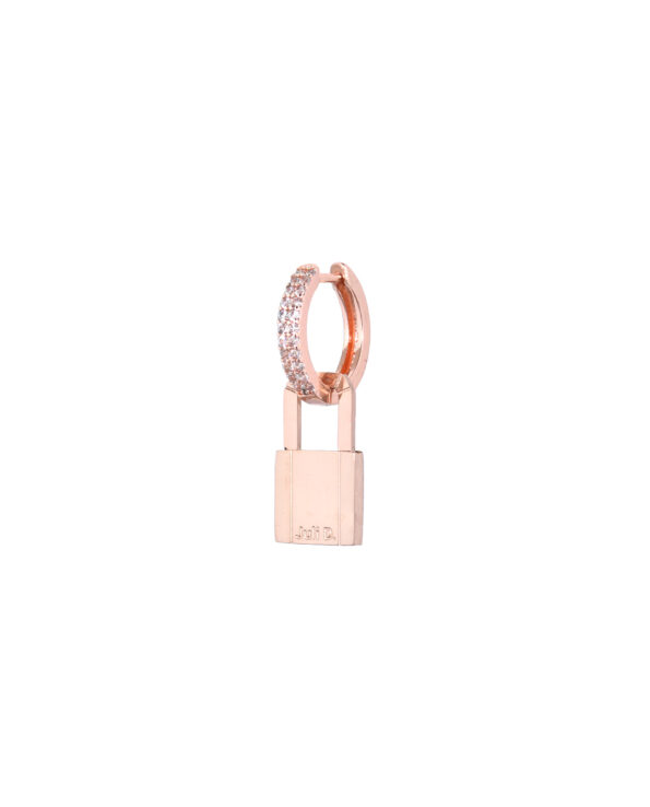 Romantische rosé gouden slot oorbel van Juli Dans Jewels met 1 ring ingelegd met glinsterende steentjes