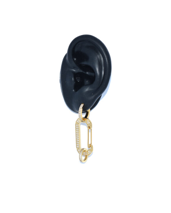 Een oor met daarin de Gouden Bonne oorbel met witte steentjes van Juli Dans Jewels