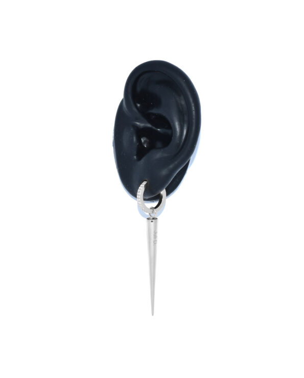 Zilveren lange oorbel met een ingelegde ring van Juli Dans Jewels