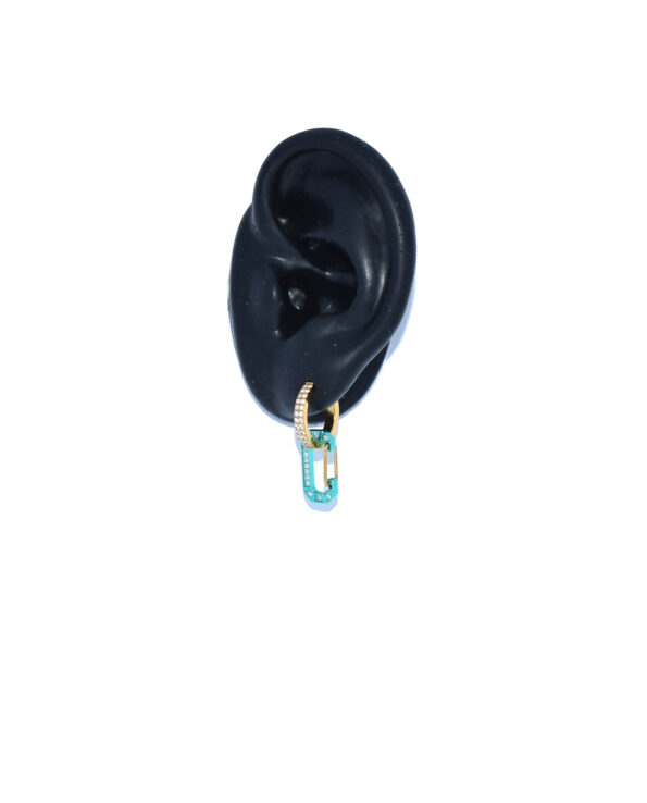 Mini Bonne Turquoise oorbellen met witte steentjes in een oor van Juli Dans Jewels