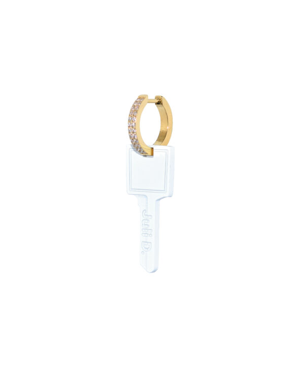 Witte sleutel oorbel met een gouden ring ingelegd met steentjes van Juli Dans Jewels