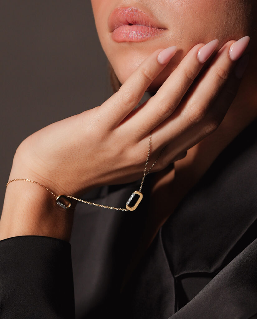 Loulou Handchain Close Up #1