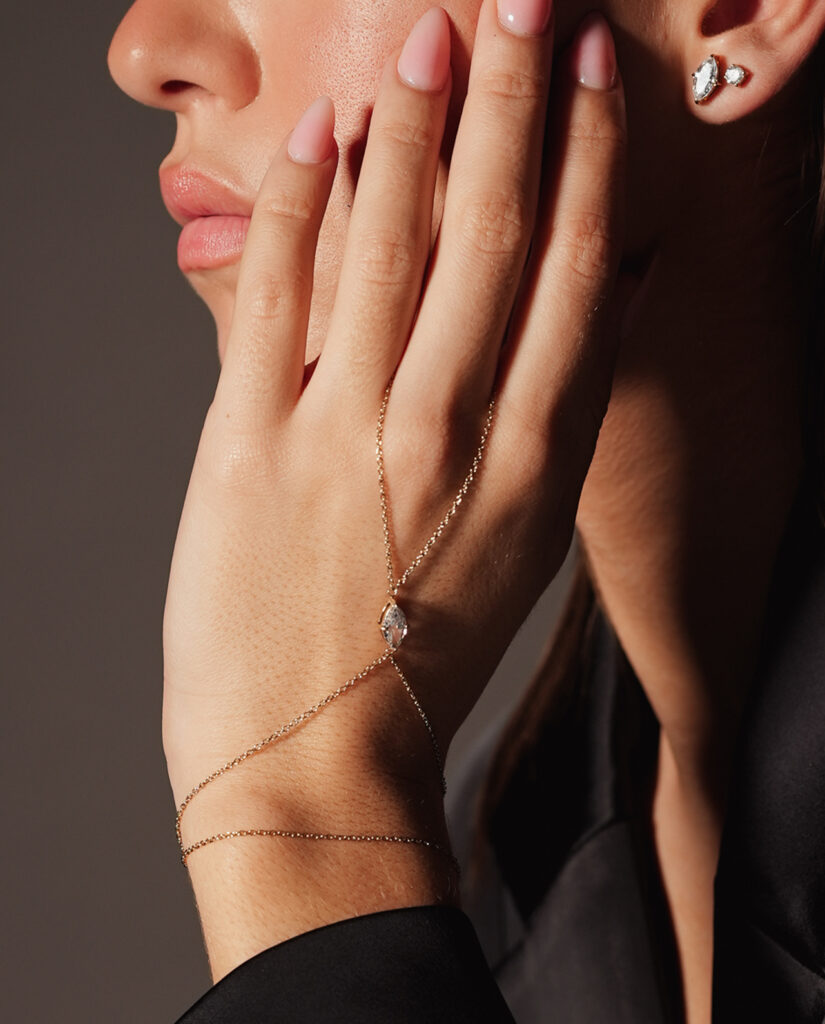 Victoria Handchain Close Up #1